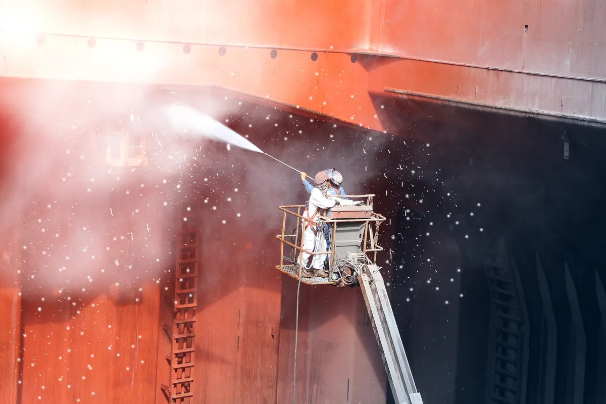 Port of Fujairah lifts the ban on hull cleaning above water